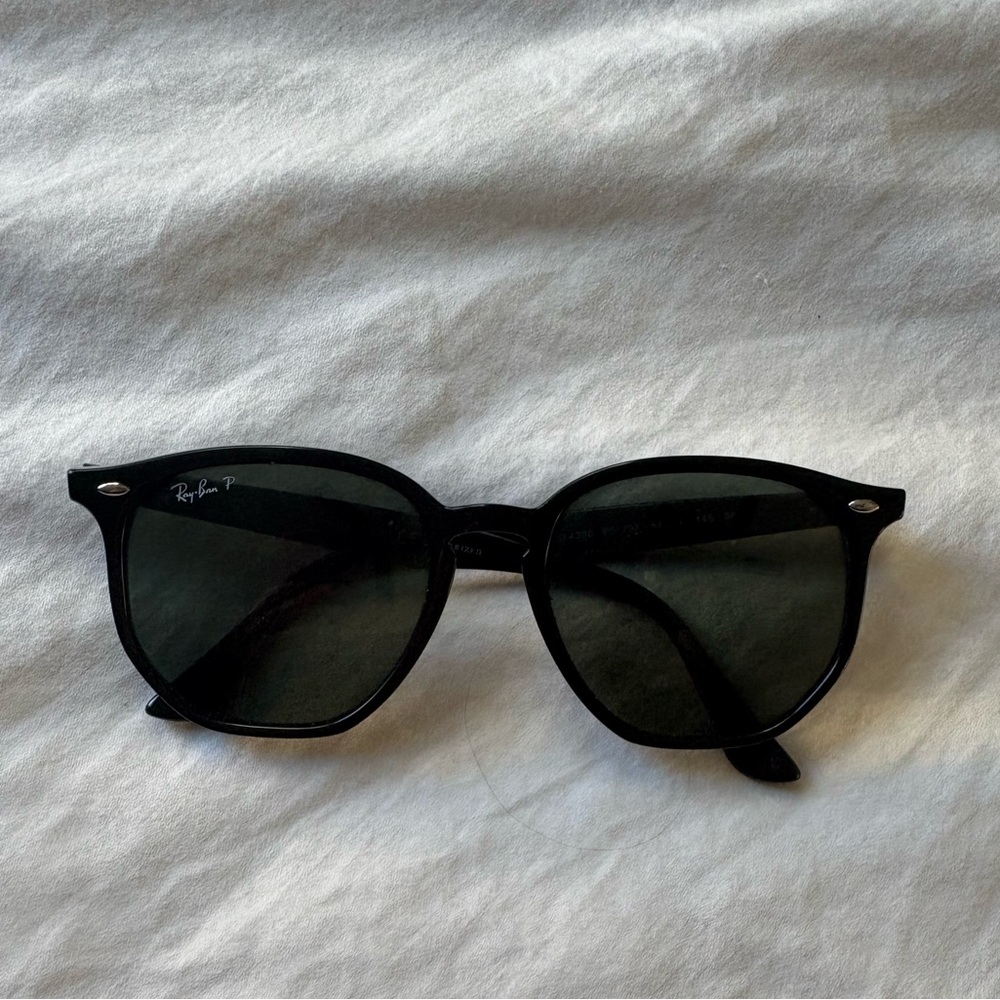 Ray-Ban RB4306
Black Frame